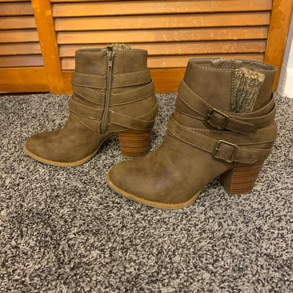 WRAPAROUND BUCKLE BOOTIE - Picture 2 of 8